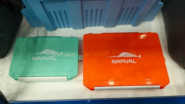 Кепки , футболки .