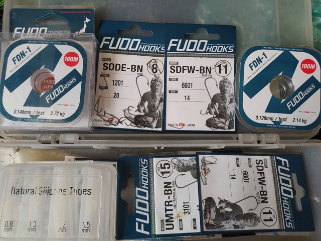 Крючок Fudo SDFW-BN 6601 - высококачественный крючок с лопаткой для привязывания лески. Тончайшая проволока отлично подойдет для ловли на деликатные насадки, по типу мотыля. Большой размерный ряд под разные типы насадки и разные размеры рыбы. Цвет черный 