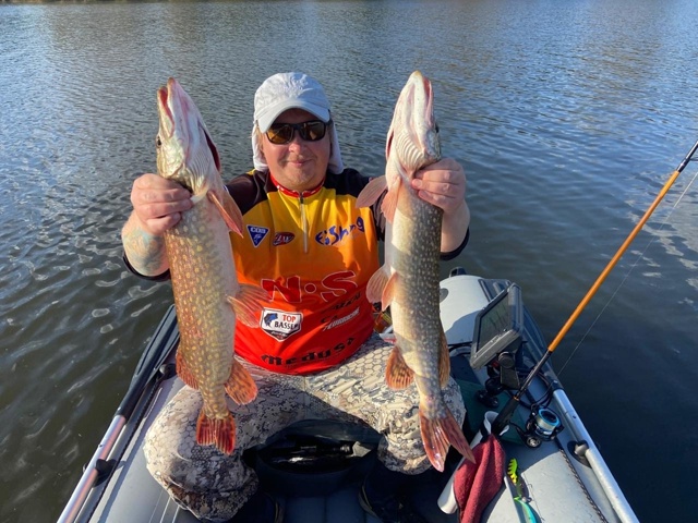 Начало октября. Бабье лето. Активность щуки резко возросла. Клевало жадно, много, и средне крупно. Погода была шикарная. Клевало круто с 14 до 17 часов. Иногда случались дуплеты!!