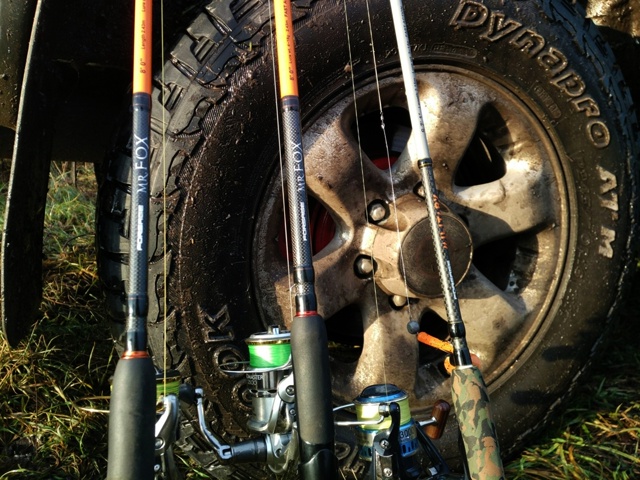 Осеннее утро. Добрались до речки. Снасти готовы к бою!