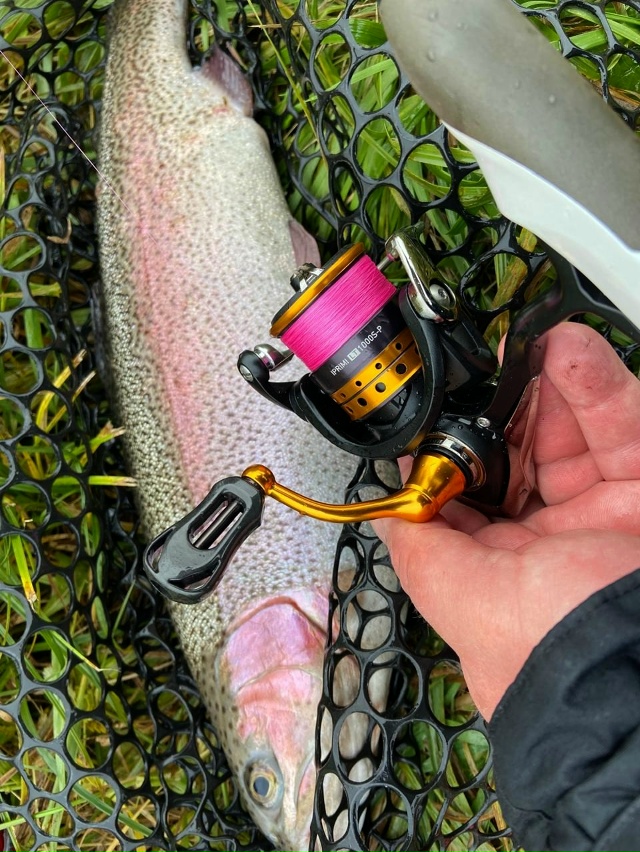 Половил на платнике. Рыбы мало, но рыба нормального размера 1.3-1.6 кг. Абсолютно вся рыба в верхнем горизонте. Пробовал ловить в придонном слое железом и резиной, но поклёвок не было. Поимки были на блесну и резину с лёгкой головкой. Ловля таких батонов 