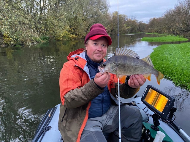 Вчера целый день шёл дождь. Рыбы поймано не много. Поклёвок мало. Но качество окуней просто зашкаливающее!!!