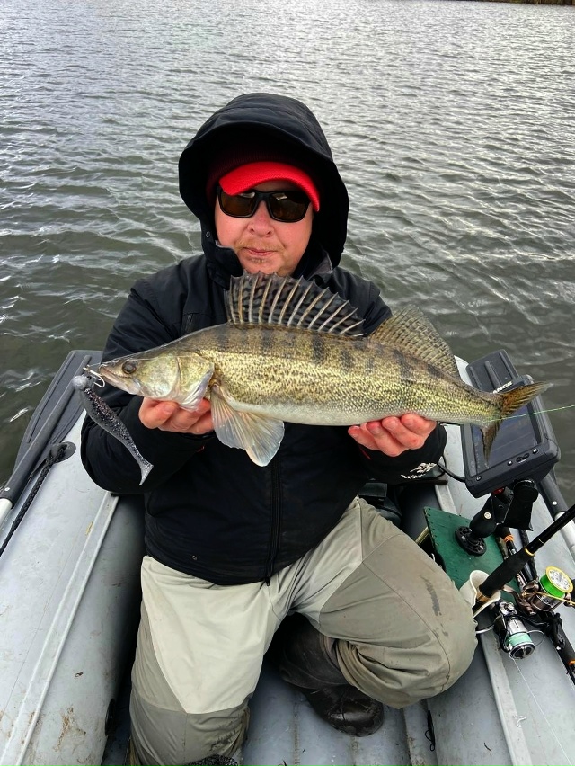 Осень. Прохладно. Несвойственная погода для середины ноября. Полностью отсутствуют ночные заморозки. Температура воды +8 градусов. Осеннего жора хищника нет. Вся рыба трудовая и приходится подбирать ключи. В данной рыбалке ключом к ОЧЕНЬ УВЕРЕННЫМ поклёвк