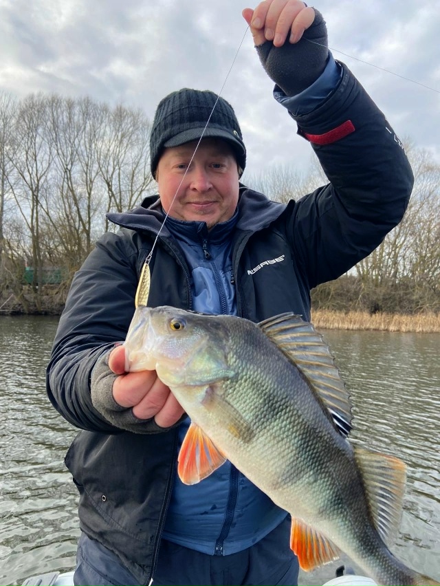 В эхолот щуку, стоящую рядом с белью, хорошо видно. Иногда она клюёт, но чаще нет. Из под бели также иногда поклёвывают судачки и крупные окуни. Календарная зима уже стартовала, но погода осенняя.