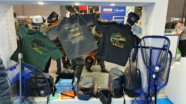 Кепки , футболки . 