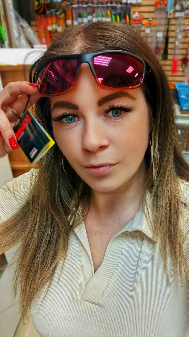 На улице весна, и светит солнце. 