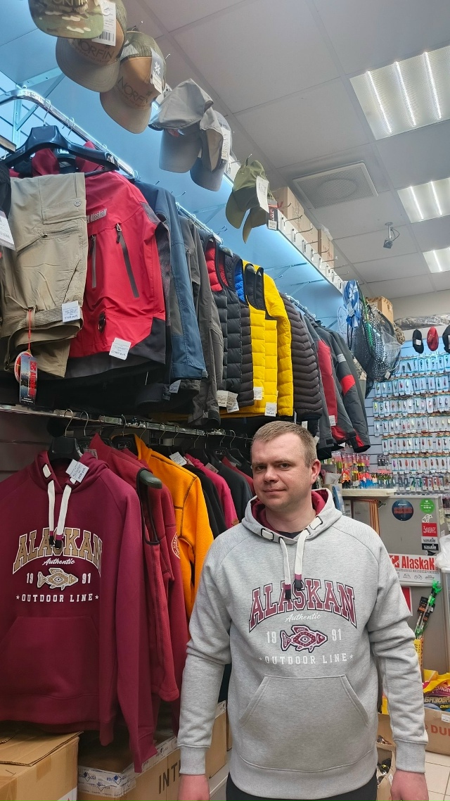 Уютное худи Alaskan Promo с ярким принтом и декоративными шнурками — идеальный выбор для прохладной погоды. Мягкий футер с начёсом сохраняет тепло и комфорт, а универсальный стиль легко сочетается с джинсами и спортивными брюками. Отличный вариант на кажд
