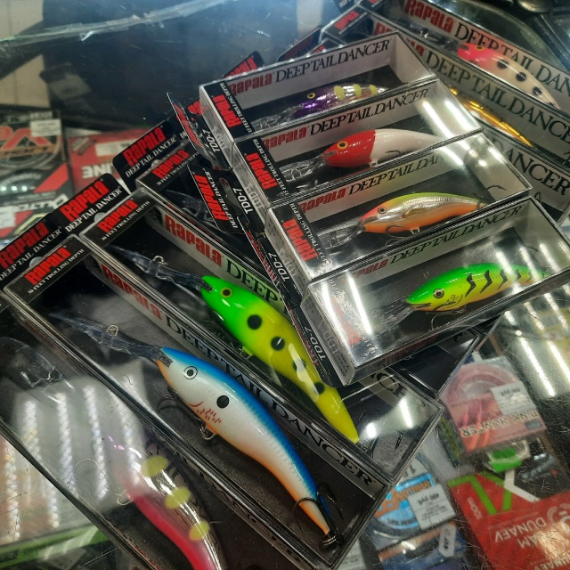 Rapala Deep Tail Dancer : Благодаря своей мощной глубоководной лопасти, быстро погружает приманку на нужную глубину. В зависимости от размера: TDD07 на 4.5м, TDD09 на 6м, TDD11 на 9м.  
