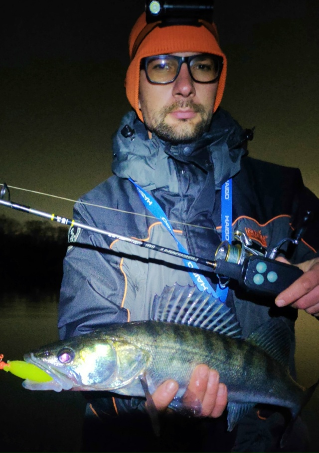 Решили выехать с Игорем Шачневыв на ночного судака. Погода оказалась отличной — немного ветрено и слегка снежно.