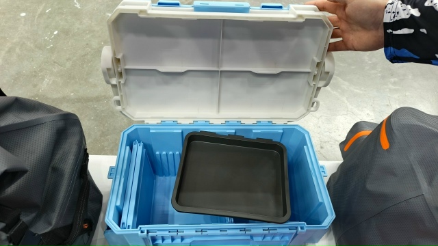 Кепки , футболки .