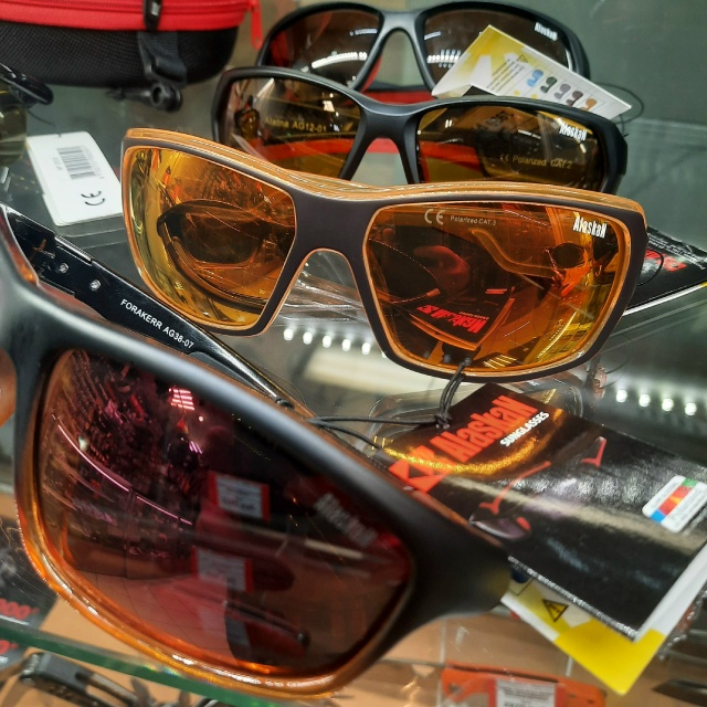 Очки ALASKAN: Поляризационные очки, поляризационные накладки на очки и поляризационные очки с диоптриями. Все они с разным цветом линз под любую освещенность и оправы под разные формы лица. 