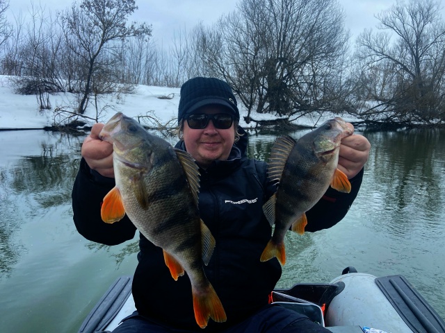 Речки вскрываются. Солнце греет всё сильнее и сильнее. Рыба тоже начинает просыпаться. Щуки уже даже без пиявок.