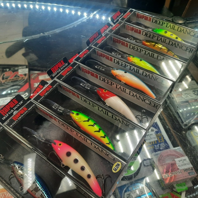 Rapala Deep Tail Dancer : Благодаря своей мощной глубоководной лопасти, быстро погружает приманку на нужную глубину. В зависимости от размера: TDD07 на 4.5м, TDD09 на 6м, TDD11 на 9м. 
