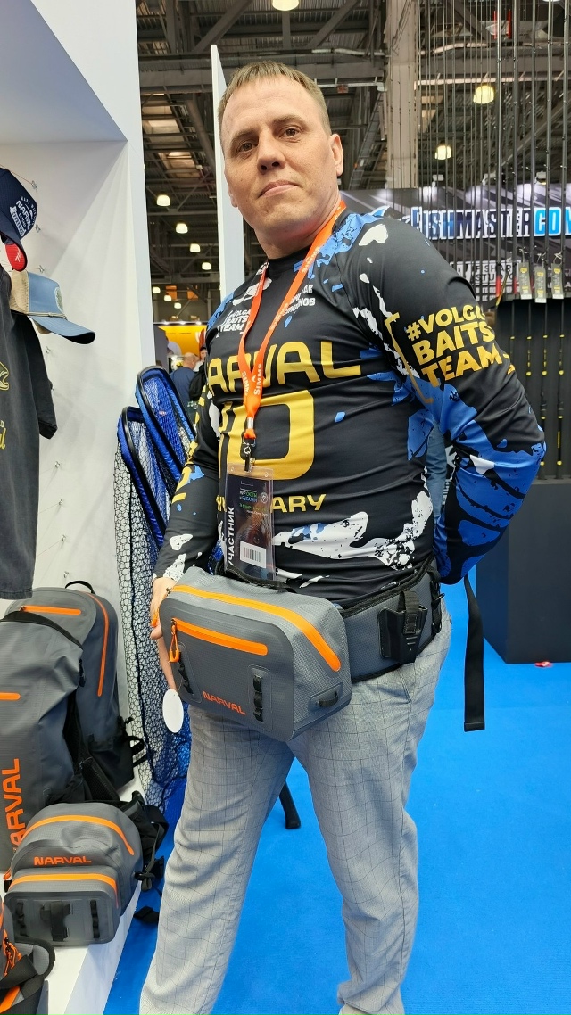 Кепки , футболки .