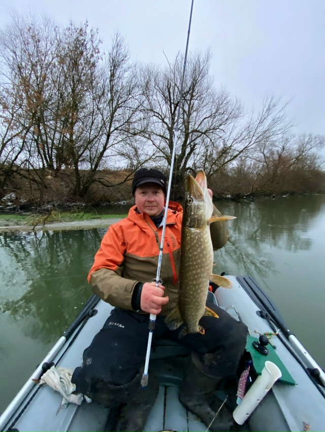 Прошло два дня мощнейшей, неистовой зимы! Две ночи с лютыми морозами — по 10 градусов))) И снова наступила оттепель. Полный штиль и +1 градус. Отличная погода для ловли на спиннинг. 