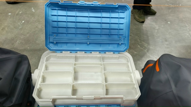 Кепки , футболки .