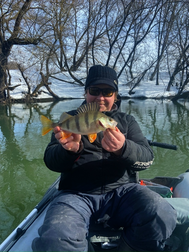 Речки вскрываются. Солнце греет всё сильнее и сильнее. Рыба тоже начинает просыпаться. Щуки уже даже без пиявок.
