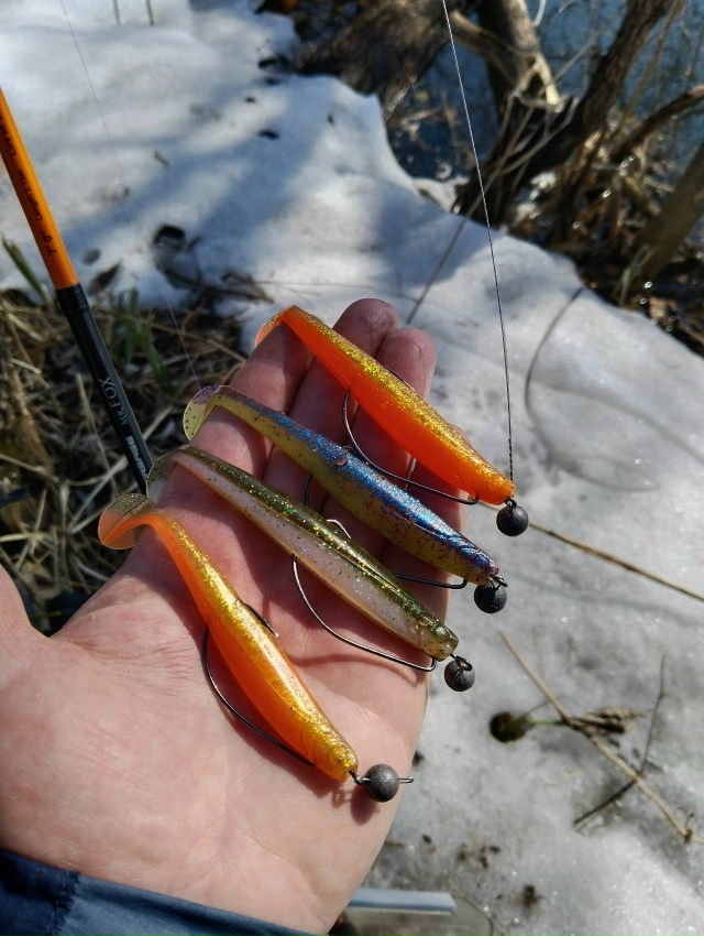 Снега в Орловской области ещё очень много. Ночью морозы, днём небольшой плюс. Половодки нет пока. Щука, как ни странно, не активна. Поклёвок мало. Попробовали половить на разных участках реки — результат слабый.