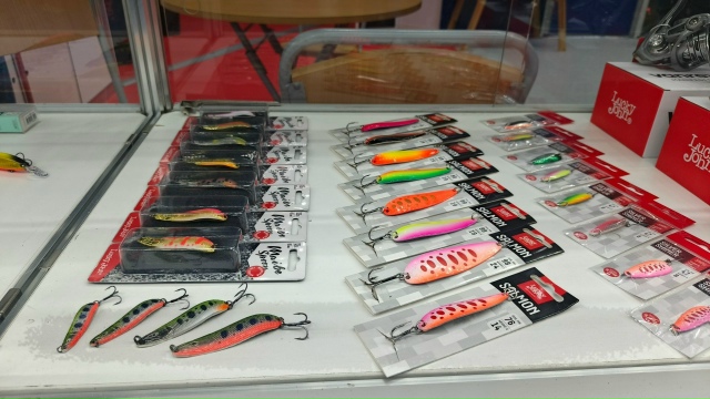 Стенд SALMO с брендами LUCKY JOHN , NORFIN